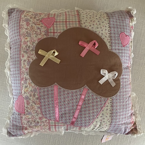 LOVE & CUPCAKES Cupcake Pillow - Picture 5 of 12
